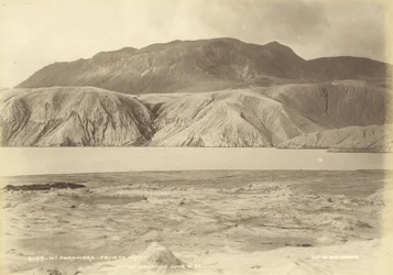 Tarawera från Te Ariki. Efter utbrottet 10 juni 86, juli 1886 (albumenprint)